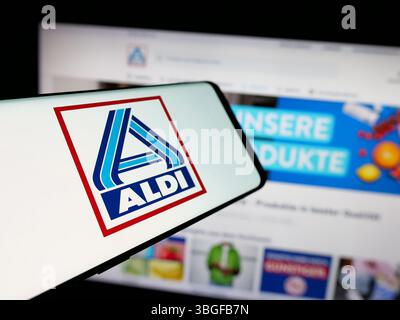 Stuttgart, Allemagne - 2025 : smartphone avec logo de la société allemande ALDI Nord Deutschland Stiftung Co. KG à l'écran devant le site Web de l'entreprise. Banque D'Images