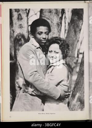 L'annuaire 1976 de l'école secondaire Marion Franklin, intitulé Diabolis, met en lumière l'histoire et les activités de l'école. Marion Franklin High School, situé au 1265 Koebel Road à Columbus, Ohio, a ouvert le 4 septembre 1953, dans le cadre du Marion Township School District. La cérémonie de dédicace a eu lieu le 20 novembre 1953. À l'origine un collège junior/senior, il a servi les grades 7 à 12. Banque D'Images