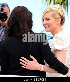 Kristen Stewart et Kirsten Dunst à l'appel photo pour 'sur la route' au Festival de Cannes - 23 mai 2012 Banque D'Images