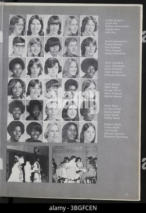 L'annuaire Diabolis, publié par Marion Franklin High School en 1976, présente la vie étudiante et les événements scolaires. L'école, située au 1265 Koebel Road à Columbus, Ohio, a ouvert ses portes le 4 septembre 1953. Marion Franklin High School faisait à l'origine partie du Marion Township School District et a été inauguré le 20 novembre 1953. Banque D'Images