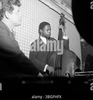 Der US-amerikanische Jazzbassist George Joyner (später bekannt als Jamil Nasser) BEI einem Live-Auftritt, aufgenommen vermutlich in den frühen 1960er Jahren in einem europäischen Club. Er spielt konzentriert den Kontrabass, begleitet von einem Pianisten. Banque D'Images