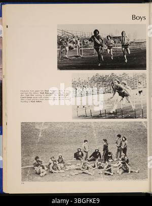 L'annuaire Reynolian 1977 met en lumière l'histoire du lycée Reynoldsburg à Reynoldsburg, Ohio. La première école du canton de Truro, fondée en 1819, a commencé dans une cabane en rondins. La Reynoldsburg Union Academy a été organisée en 1868, et sa première promotion a obtenu son diplôme en 1871. Le bâtiment a été rénové en 1925 et sert maintenant de Hannah J. Ashton Middle School. Aujourd'hui, le lycée de Reynoldsburg exploite deux campus sur Livingston Avenue et Summit Road. Banque D'Images