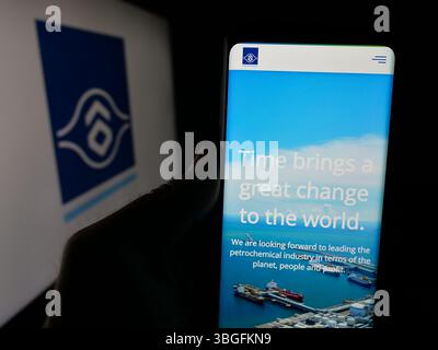 Stuttgart, Allemagne - 03-06-2025 : personne tenant un téléphone portable avec la page Web de la société taïwanaise Formosa Petrochemical Corporation sur l'écran Banque D'Images
