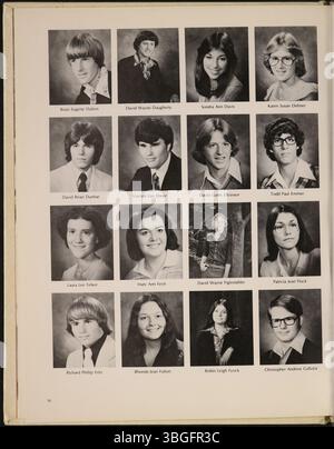 L'annuaire Reynolian 1978 de l'école secondaire de Reynoldsburg, couvre le développement historique de l'éducation dans la région, d'une école à cabane en rondins en 1819 à une école en briques de deux étages achevée en 1858. La Reynoldsburg Union Academy, fondée en 1868, a subi des rénovations en 1925. Le premier annuaire Reynolian a été publié en 1943. Actuellement, deux campus de l'école secondaire de Reynoldsburg sont actifs, situés sur Livingston Avenue et Summit Road. Banque D'Images