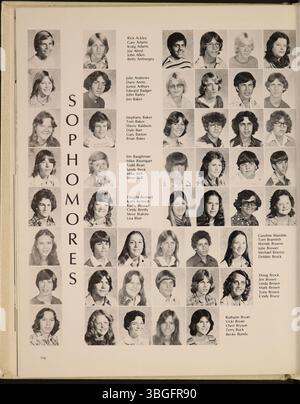 L'annuaire Reynolian de 1978 documente l'héritage des écoles de Reynoldsburg, à commencer par l'école de cabane en rondins de 1819. En 1858, une école de briques est créée et la Reynoldsburg Union Academy commence en 1868, avec son premier diplôme en 1871. Le bâtiment d'origine, mis à jour en 1925, est maintenant l'emplacement de l'école secondaire Hannah J. Ashton. Reynoldsburg exploite deux campus d'écoles secondaires aujourd'hui. Banque D'Images