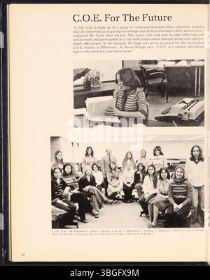L'édition 1977 de l'annuaire de l'école secondaire de Whetstone, « légende », commémore la fondation de l'école en 1961. L'école a été ouverte pour gérer le débordement des élèves de North High School. Cet annuaire offre un aperçu du corps étudiant et des activités de 1977. Banque D'Images
