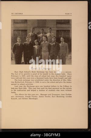 L'annuaire 1928 'Ye Crucible' de l'East High School à Columbus, Ohio, met en lumière l'histoire de l'école et les activités des étudiants. Le second bâtiment, conçu par Howell & Thomas dans un style néo-classique, a été construit en 1922 et dédié en 1923. La première école a ouvert ses portes en 1899 sur Franklin Avenue. Une rénovation du bâtiment a été achevée en 2008. Banque D'Images