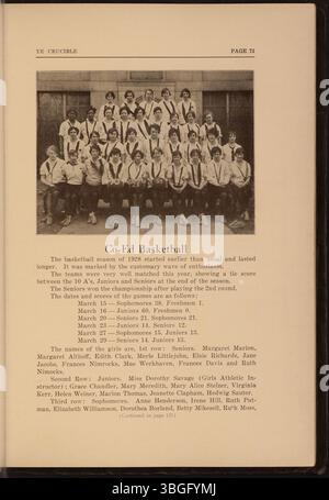 L’annuaire 1928 de l’East High School, Ye Crucible, retrace l’histoire du deuxième bâtiment de l’école. Conçu par Howell & Thomas dans un style néo-classique, le bâtiment a ouvert ses portes en 1923. East High School a déménagé de Franklin Avenue, où le premier bâtiment a ouvert ses portes en 1899. L'école a subi des rénovations en 2008 pour conserver son caractère historique. Banque D'Images
