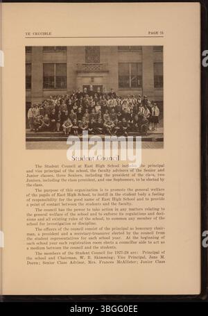 L'annuaire 1928 'Ye Crucible' de East High School à Columbus, Ohio. East High School, situé au 1500 East Broad Street, a été construit en 1922 dans le style néo-classique renouveau par Howell & Thomas, architectes de Cleveland. L'école a été inaugurée le 11 octobre 1923 et récemment rénovée en 2008. La première East High School, fondée en 1899, était située sur Franklin Avenue et devint plus tard Franklin Junior High School après l'achèvement du nouveau bâtiment. Banque D'Images