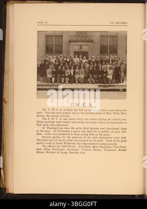 L'annuaire 1928 'Ye Crucible' de East High School à Columbus, Ohio. East High School, situé au 1500 East Broad Street, a été construit en 1922 dans le style néo-classique renouveau par Howell & Thomas, architectes de Cleveland. L'école a été inaugurée le 11 octobre 1923 et récemment rénovée en 2008. La première East High School, fondée en 1899, était située sur Franklin Avenue et devint plus tard Franklin Junior High School après l'achèvement du nouveau bâtiment. Banque D'Images