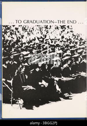 L’annuaire Reynolian de 1976 du lycée de Reynoldsburg comprend des détails historiques sur les écoles de la région. La première école, une cabane en rondins construite en 1819, a été suivie par un bâtiment en briques de deux étages en 1858. Reynoldsburg Union Academy a été fondée en 1868 par Dr Darlington J. Snyder. Le bâtiment a été rénové en 1925, et le premier annuaire Reynolian a été publié en 1943. Le lycée de Reynoldsburg a maintenant des campus sur Livingston Avenue et Summit Road. Banque D'Images