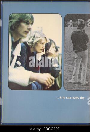 L'annuaire de l'école secondaire de Reynoldsburg de 1976, appelé Reynolian, met en lumière l'histoire du développement de l'école, de ses débuts dans une cabane en rondins en 1819 à la création de l'Académie de l'Union de Reynoldsburg en 1868. L'Académie a ensuite évolué pour devenir le lycée de Reynoldsburg. L'annuaire reflète la longue histoire de l'école, y compris son premier annuaire publié en 1943. Le bâtiment d'origine abrite aujourd'hui l'école secondaire Hannah J. Ashton. Banque D'Images