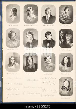 L’annuaire Reynolian de 1976 de l’école secondaire de Reynoldsburg présente l’histoire de l’école, y compris la création d’une école à cabane en rondins en 1819 et la construction d’une école en briques de deux étages en 1858. La Reynoldsburg Union Academy, fondée en 1868, était située à l'intersection de Jackson Street et Broadwyn Drive. Le premier annuaire Reynolian a été publié en 1943. Reynoldsburg a actuellement deux campus secondaires sur Livingston Avenue et Summit Road. Banque D'Images