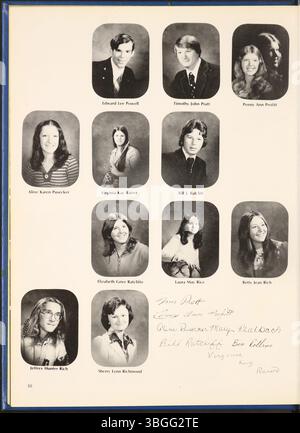 Cette page de l'annuaire Reynolian de 1976 met en évidence l'histoire du lycée de Reynoldsburg, qui a commencé en 1819 avec une école à cabane en rondins. L'école a évolué pour devenir un bâtiment de deux étages en briques en 1858. En 1868, la Reynoldsburg Union Academy a été créée et a obtenu son diplôme de première promotion en 1871. Le premier annuaire Reynolian a été imprimé en 1943. Le campus actuel du lycée de Reynoldsburg est sur Livingston Avenue. Banque D'Images