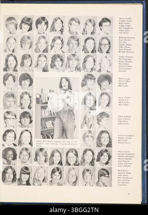 L'annuaire de l'école secondaire de Reynoldsburg de 1976, intitulé 'Reynolian', détaille l'histoire du district scolaire, en commençant par la cabane en rondins servant de première école dans le canton de Truro en 1819. Il couvre la construction de l'école de briques à deux étages en 1858, la création de l'Académie de l'Union de Reynoldsburg en 1868 et la publication du premier annuaire en 1943. Le campus actuel du lycée est situé sur Livingston Avenue. Banque D'Images