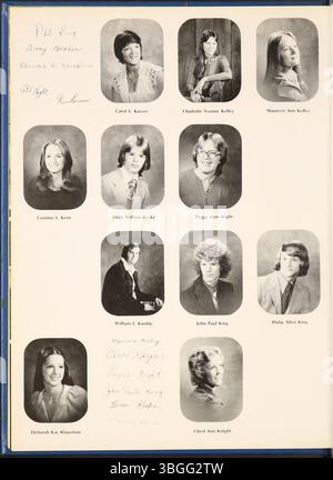 L'annuaire Reynolian de 1976 du lycée de Reynoldsburg documente la croissance du système scolaire depuis ses débuts. La première école dans le canton de Truro était une cabane en rondins construite en 1819, évoluant en une école de briques de deux étages en 1858. La Reynoldsburg Union Academy, organisée en 1868, obtient son diplôme de première promotion en 1871. Le premier annuaire Reynolian a été publié en 1943, et aujourd'hui le lycée est situé sur Livingston Avenue. Banque D'Images