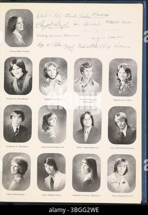 Cette page de l'annuaire Reynolian 1976 du lycée de Reynoldsburg couvre l'évolution de l'école, à partir de son établissement dans une cabane en rondins en 1819. L'école a été reconstruite en briques de deux étages en 1858. En 1868, la Reynoldsburg Union Academy a commencé, obtenant son diplôme de première promotion en 1871. Le premier annuaire Reynolian a été publié en 1943, et le campus actuel du lycée est situé sur Livingston Avenue. Banque D'Images