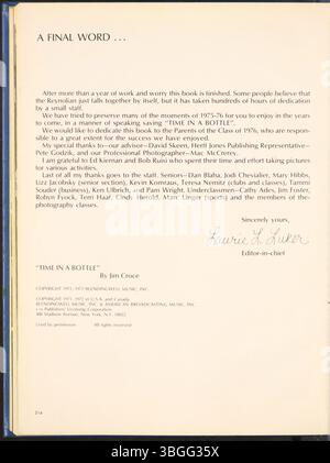 L'annuaire Reynolian de 1976 de l'école secondaire de Reynoldsburg détaille le développement de l'institution depuis ses origines dans une école de cabane en rondins jusqu'à la création de l'académie de l'Union de Reynoldsburg. En 1858, un bâtiment en briques de deux étages se trouvait à Jackson Street et Broadwyn Drive. Le premier annuaire, Reynolian, a été publié en 1943 et continue de capturer l'histoire de l'école et la vie étudiante. Banque D'Images