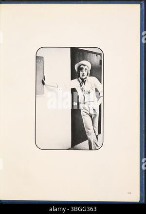 L'annuaire Reynolian de 1976 documente l'histoire du lycée de Reynoldsburg, à partir d'une école de cabane en rondins en 1819. Un bâtiment en briques de deux étages a été créé en 1858 et la Reynoldsburg Union Academy a été créée en 1868. L'annuaire, Reynolian, est une tradition importante depuis sa première publication en 1943, qui saisit les jalons et les réalisations des étudiants. Banque D'Images