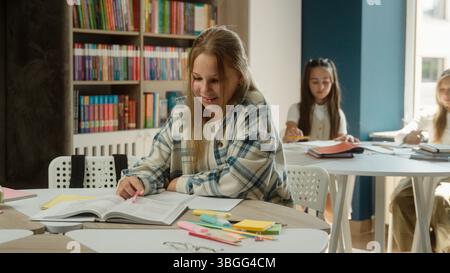 Caucasien fille adolescente adolescente fille enfant étudiant leçon dans la salle de classe élève écolière fille heureux amusant enfant étudiant examen à la recherche Banque D'Images