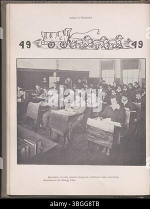 L'annuaire 'The Pilot' de 1949 à l'école secondaire Holy Family présente les expériences éducatives et sociales des élèves au cours de l'année scolaire précédant la fermeture de l'école en 1971. Banque D'Images