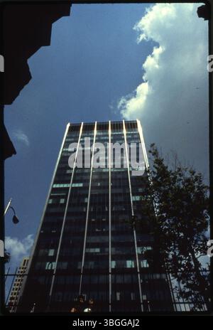 Photographie couleur d'une vue latérale du bâtiment Bank One à Columbus, Ohio, prise en 1980. L'image montre la conception architecturale et la structure de la tour de bureaux. Banque D'Images