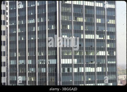 Photographie en couleur d'une section des étages supérieurs de l'immeuble Bank One, prise en 1982. Le bâtiment est situé sur East Broad Street, Columbus, Ohio. Banque D'Images