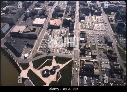 Cette vue aérienne de 1980 capture l'extrémité sud du centre-ville de Columbus, avec Rich Street, main Street et Mound Street visibles près de la rivière Scioto. L'image montre le parc Bicentennial, le centre des arts culturels et le grand magasin Lazarus dans les environs. Banque D'Images