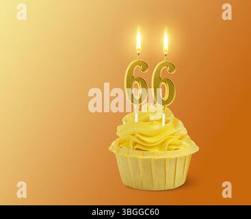 Délicieux cupcake avec des bougies en forme de nombre brûlant sur fond dégradé orange, espace pour le texte. 66e anniversaire ou autre occasion spéciale Banque D'Images