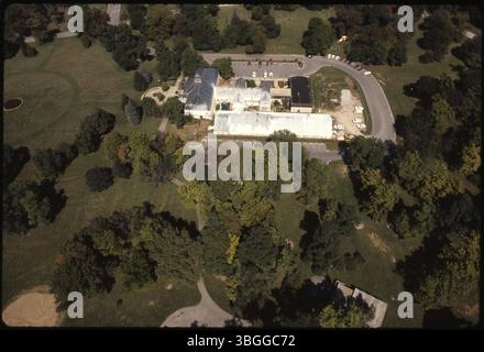 Une vue aérienne de 1981 regardant vers le nord au-dessus du Franklin Park Conservatory, situé à l'est du centre-ville de Columbus, Ohio. Le parc occupe l'ancien site du Franklin County Fairgrounds, qui a ouvert ses portes en 1852 et est devenu un parc public en 1885. Banque D'Images