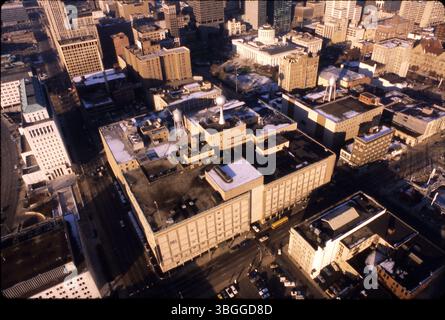 Une photographie aérienne prise en 1980 montre le grand magasin Lazarus dans le centre-ville de Columbus, avec South Front Street et West Town Street visibles en bas à gauche de l'image. Banque D'Images