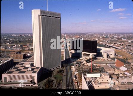 Une photographie aérienne de 1980 montre One Nationwide Plaza (à gauche), 263 North High Street, ainsi que l'hôtel Hyatt Regency Columbus (350 North High Street) et le chantier de construction de Two Nationwide Plaza (280 North High Street). Banque D'Images