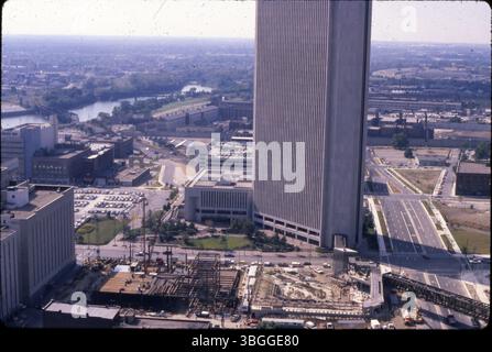 Une photographie aérienne de 1980 montre le bâtiment One Nationwide Plaza, 263 North High Street, avec le site de construction du bâtiment Two Nationwide Plaza au sud-est. Banque D'Images