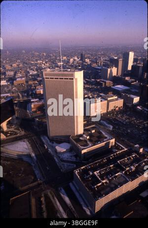 Une photographie aérienne de 1980 montre One Nationwide Plaza, 263 North High Street, avec le parking Nationwide au 285 North Front Street et le bâtiment du Département de la santé de l'Ohio au 246 North High Street. Banque D'Images