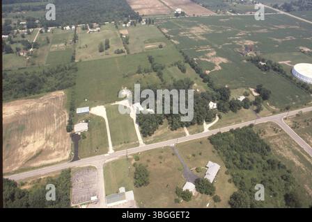 En 1981, une vue aérienne du chemin Morse est capturée, en regardant vers le nord à l'ouest du chemin North Hamilton. Le réservoir rond d'eau vive près de l'intersection de Morse et Hamilton est visible sur le côté droit de la photo. Broadview Road longe le sommet, tandis que North Hamilton Road apparaît dans le coin supérieur droit. Banque D'Images