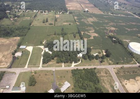 En 1981, une vue aérienne du chemin Morse est capturée, en regardant vers le nord à partir de l'ouest du chemin North Hamilton. Le réservoir de stockage d'eau près de l'intersection de Morse et Hamilton est visible, ainsi que le chemin Broadview qui longe le haut de l'image. Banque D'Images