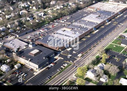 Vue aérienne du centre commercial Lane Avenue, situé à Columbus, Ohio. Le centre a été rénové en 1981 et dispose d'une passerelle fermée reliant ses espaces commerciaux. Banque D'Images