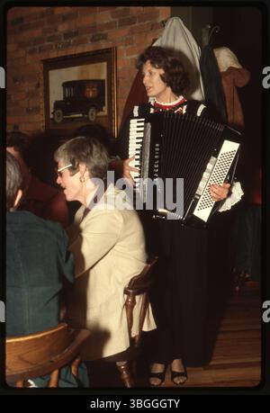 Un accordéon divertit des dîners au Schmidt's Sausage Haus dans le village allemand de Columbus, Ohio. Le restaurant, créé en 1967, sert une cuisine allemande traditionnelle et est connu pour son atmosphère authentique. Banque D'Images