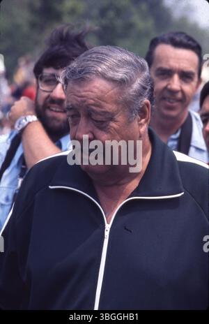 L'acteur et comédien Jackie Gleason est vu lors du tournoi commémoratif pro-am 1977 au Muirfield Village Golf Club le 17 mai 1977. Gleason a participé à un Sixsome avec l'ancien président américain Gerald Ford, les golfeurs Jack Nicklaus et Roger Maltbie, le comédien Bob Hope et le musicien Glen Campbell. Les spectateurs sont visibles derrière eux. Banque D'Images