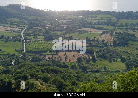 Vue aérienne de terres agricoles rurales pleines de balles de foin et d'une route menant au lac Bolsena à Montefiascone, région du Latium, Italie. 3 juin 2025 Banque D'Images