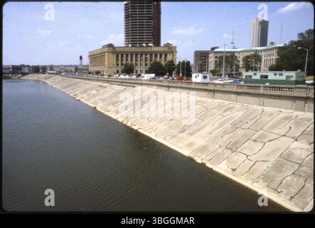 Une vue depuis le Broad Street Bridge donnant au nord-est sur la rivière Scioto, avec le bâtiment fédéral des États-Unis et le bâtiment AEP en construction. Le pénitencier de l'Ohio est visible au loin à gauche. Banque D'Images