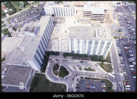 Une vue aérienne vers le nord-est au-dessus de Riverside Methodist Hospital sur Olentangy River Road, près de North Broadway. La construction sur de nouveaux bâtiments est visible dans la partie supérieure de la photo. Banque D'Images
