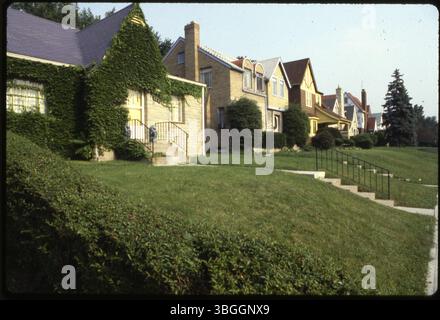 Une scène de rue regardant vers le nord le long du côté ouest de Kelton Avenue, montrant des maisons aux 979, 973 et 969 Kelton Avenue. Banque D'Images