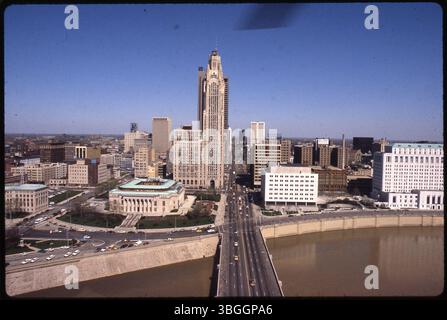 Vue aérienne du centre-ville de Columbus en 1981, montrant Broad Street coupant l'image, avec des bâtiments tels que l'hôtel de ville de Columbus, le bâtiment du département des Transports de l'Ohio et la tour Leveque. Banque D'Images