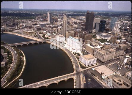 Cette photographie aérienne de 1980 capture le centre-ville de Columbus et la rivière Scioto, avec South Civic Center Drive qui longe la rivière, devenant Marconi Boulevard au nord de Broad Street. Les plus hauts bâtiments comprennent le Nationwide Building, la Leveque Tower, la James A. Rhodes State Office Tower et le Borden Building. D'autres bâtiments visibles le long de la rive est de la rivière comprennent le palais de justice des États-Unis, l'hôtel de ville et divers bâtiments gouvernementaux. Banque D'Images
