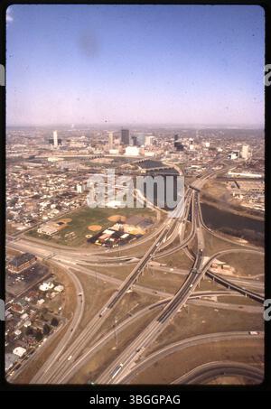 Cette vue aérienne de 1981 montre Franklinton et Downtown Columbus regardant vers le nord-est. L'intersection des Interstates 70 et 71 et de l'Ohio route 315 apparaît dans la moitié inférieure de l'image, avec la rivière Scioto courbant à travers la ville. Banque D'Images