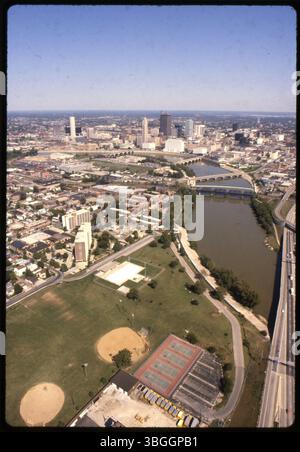Cette vue aérienne de 1981 capture Franklinton et le centre-ville de Columbus, avec la rivière Scioto serpentant à travers la scène. Il montre des bâtiments tels que les appartements Riverside-Bradley, Sunshine Terrace et Sunshine Annex, ainsi que des zones résidentielles et commerciales près de l'Interstate 70 et de l'Ohio route 315. Banque D'Images