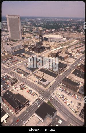 Cette photographie aérienne de 1980 montre North Downtown Columbus, regardant vers le nord-ouest. L'image met en évidence le bâtiment Nationwide numéro 1, l'hôtel Hyatt Regency en construction et l'Ohio Center. L'intersection de East Spring Street et North 4th Street est également visible. Banque D'Images