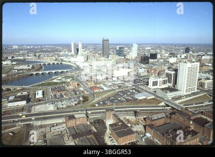 Cette vue aérienne de 1981 regarde vers le nord-est au-dessus du centre-ville sud de Columbus. Il comprend les Interstates 70 et 71, le Brewery District, South Front Street, et un groupe de bâtiments gouvernementaux, y compris la prison du comté de Franklin et le Franklin County Hall of Justice. Banque D'Images