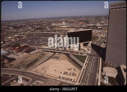 Cette vue aérienne de 1981 regarde vers l'est au-dessus du centre-ville de Columbus, montrant le Nationwide Building numéro 1 et l'hôtel Hyatt Regency, ainsi que l'Ohio Center. Le Hyatt Regency a ouvert ses portes en 1980. Banque D'Images